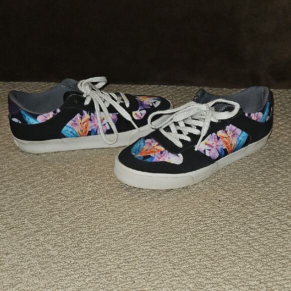 Inkkas Black and White Artistic Sneakers - Picture 3 of 10